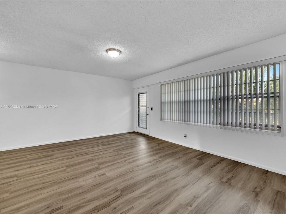 Active With Contract: $160,000 (1 beds, 1 baths, 702 Square Feet)