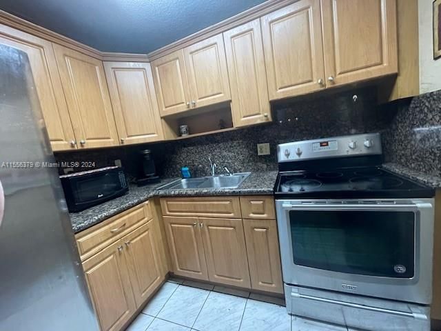 For Sale: $233,000 (2 beds, 1 baths, 661 Square Feet)
