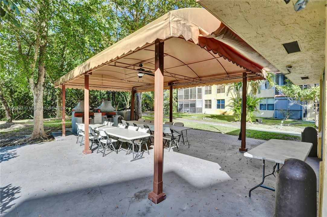 For Sale: $280,000 (2 beds, 2 baths, 1213 Square Feet)