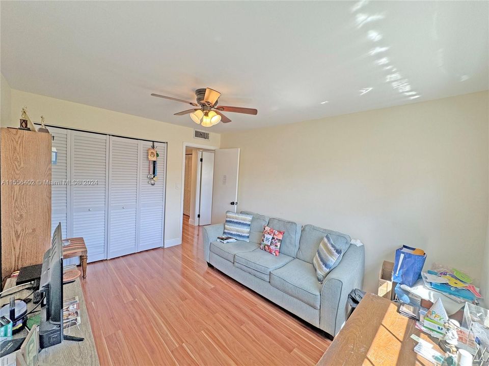 Active With Contract: $315,000 (2 beds, 2 baths, 1087 Square Feet)