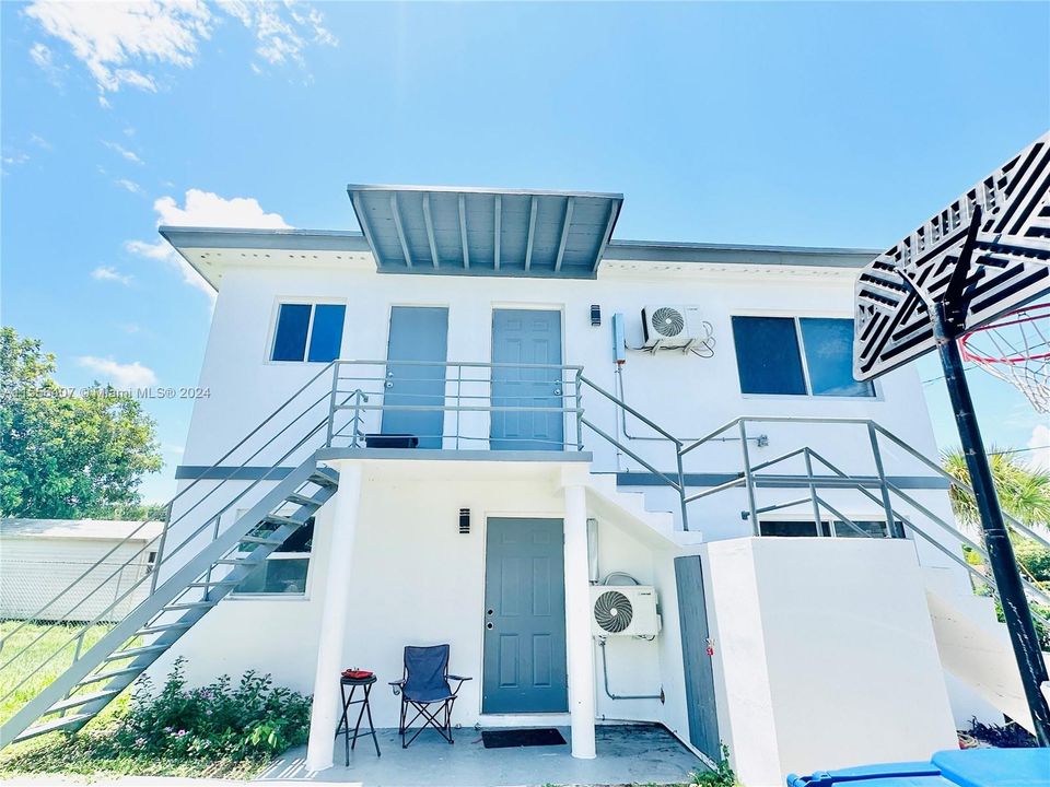 For Rent: $2,000 (2 beds, 1 baths, 770 Square Feet)