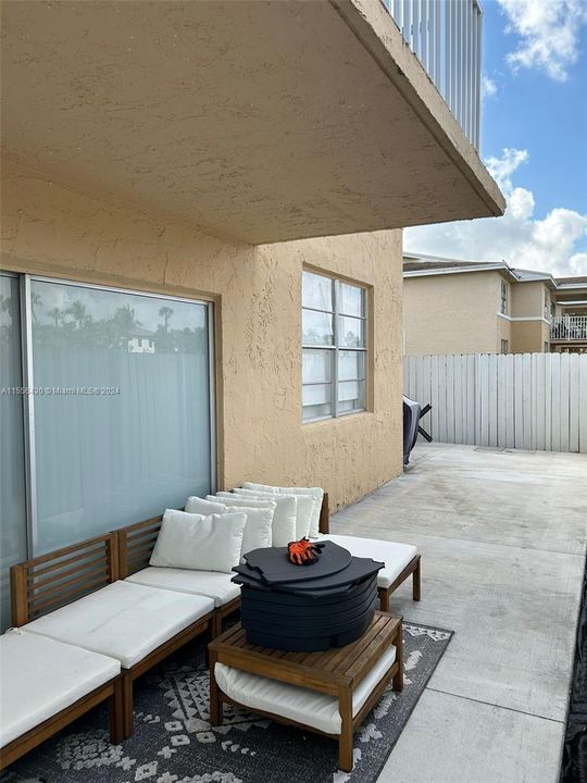 Active With Contract: $2,250 (2 beds, 2 baths, 1060 Square Feet)