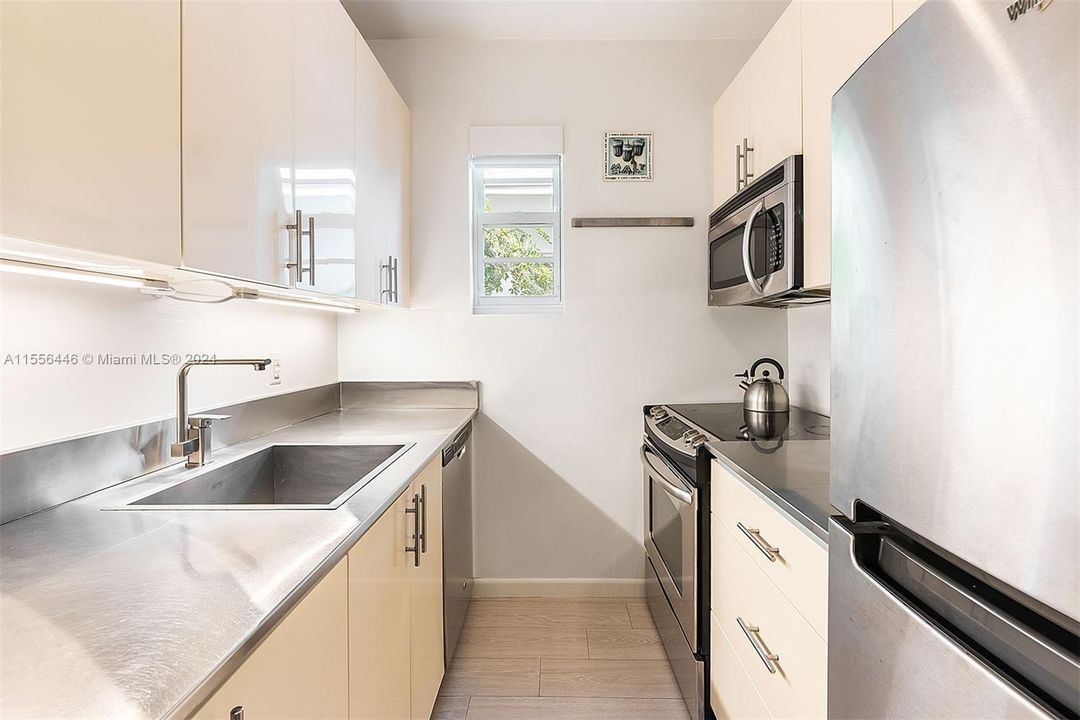 For Sale: $345,000 (1 beds, 2 baths, 709 Square Feet)