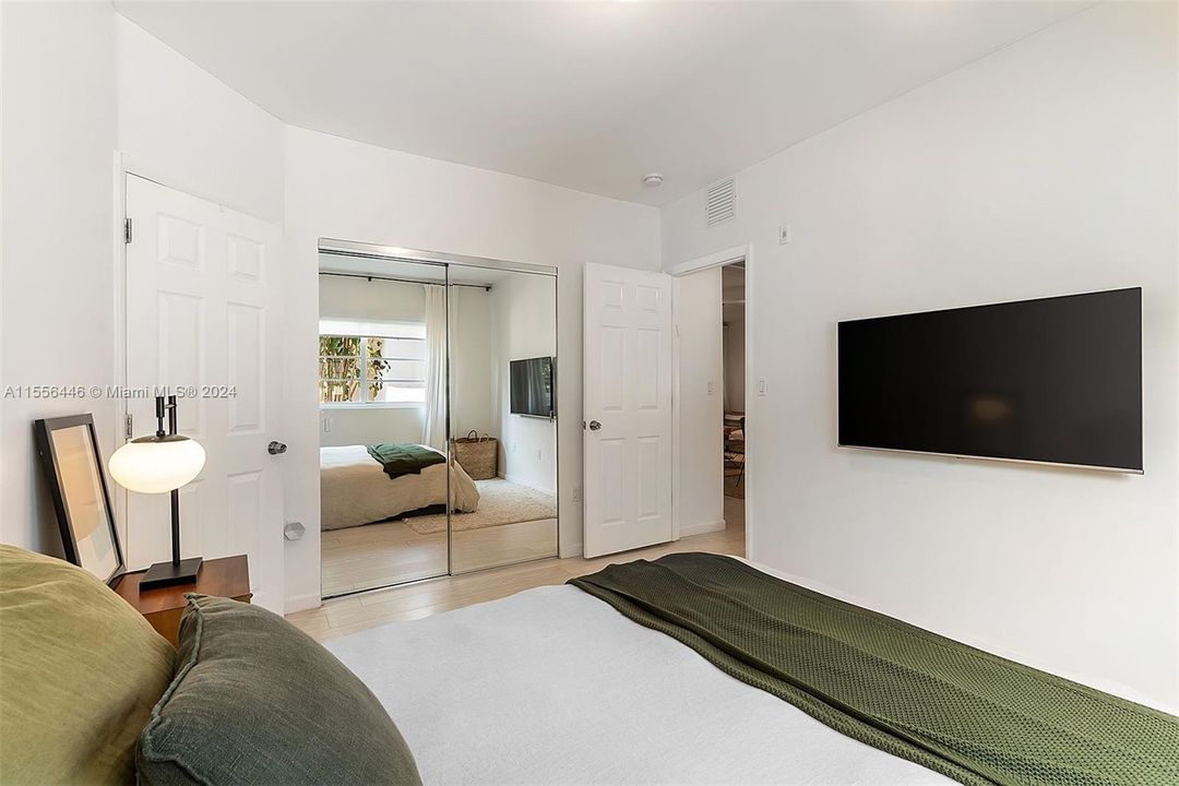 For Sale: $345,000 (1 beds, 2 baths, 709 Square Feet)