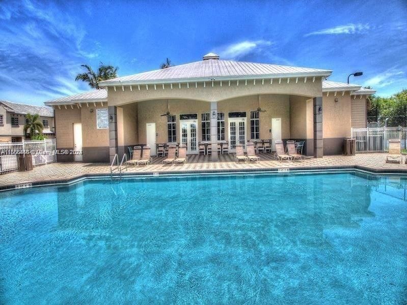 Recently Rented: $1,800 (2 beds, 2 baths, 855 Square Feet)