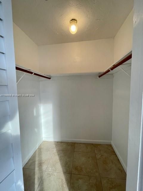 For Sale: $199,999 (1 beds, 1 baths, 560 Square Feet)