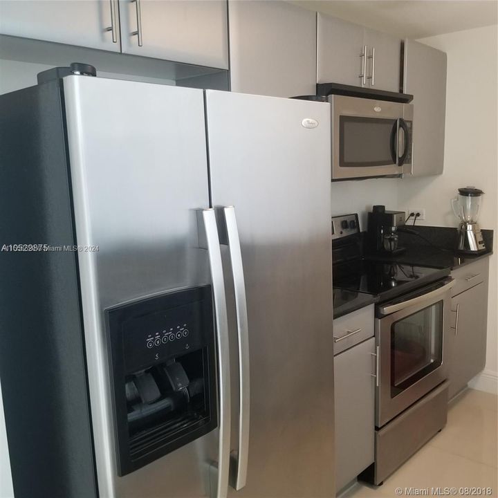 For Sale: $430,000 (2 beds, 2 baths, 967 Square Feet)