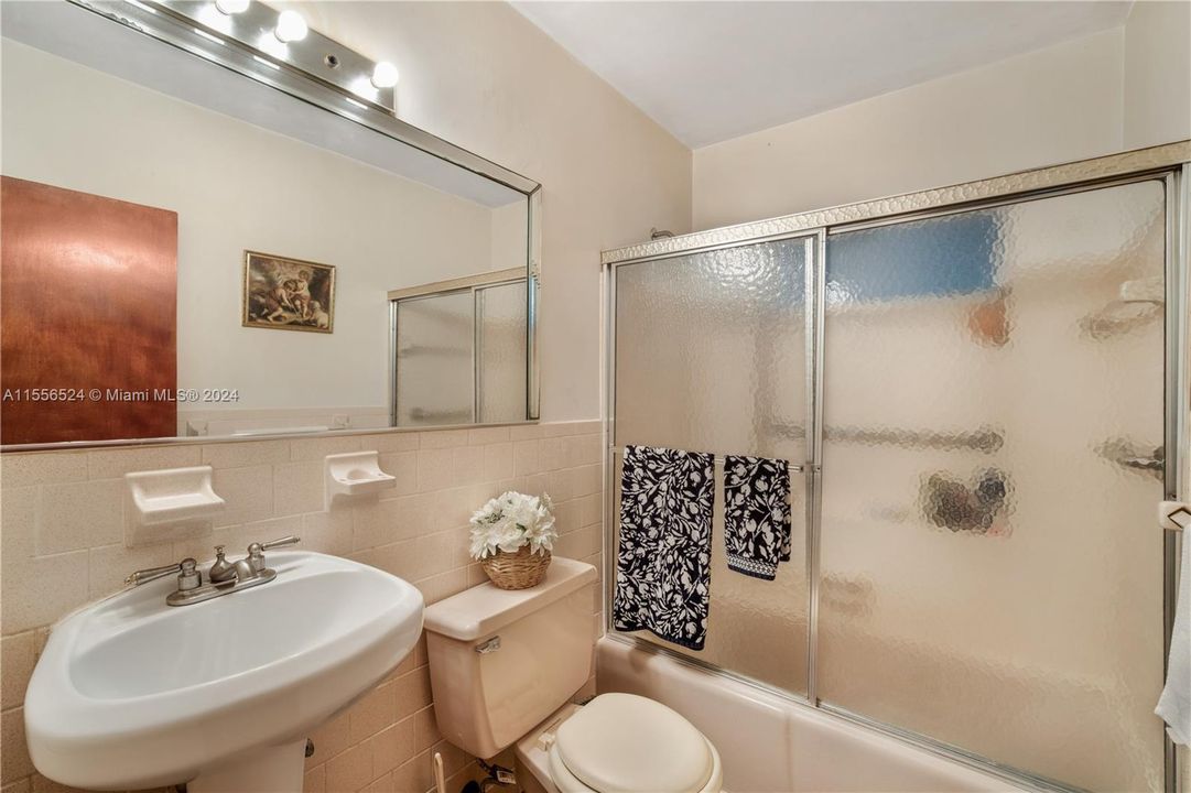 最近售出: $1,500,000 (3 贝兹, 2 浴室, 5153 平方英尺)