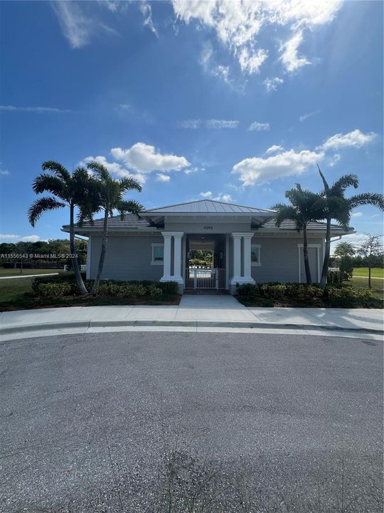 Recently Rented: $2,700 (3 beds, 2 baths, 1822 Square Feet)