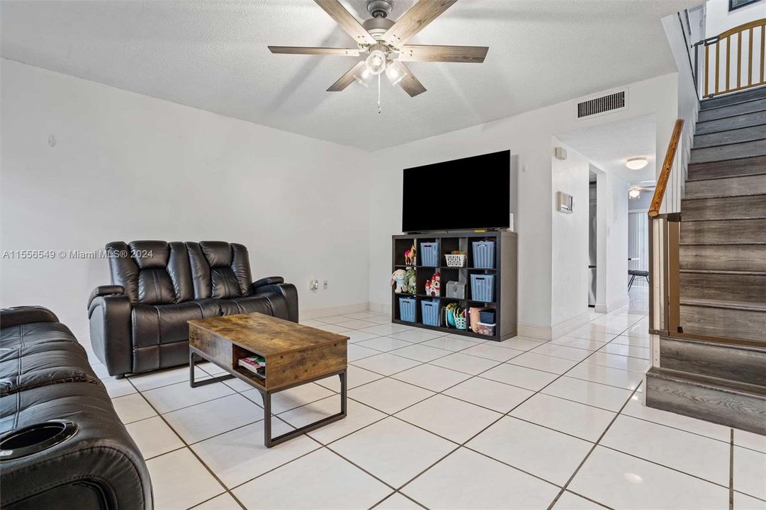 For Sale: $325,000 (2 beds, 1 baths, 1432 Square Feet)
