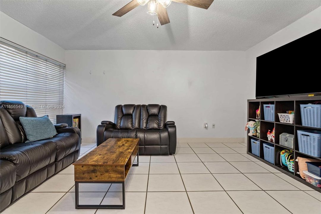 For Sale: $325,000 (2 beds, 1 baths, 1432 Square Feet)
