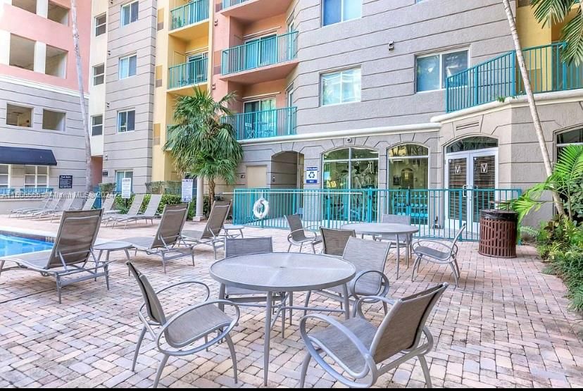 Active With Contract: $359,900 (1 beds, 1 baths, 652 Square Feet)
