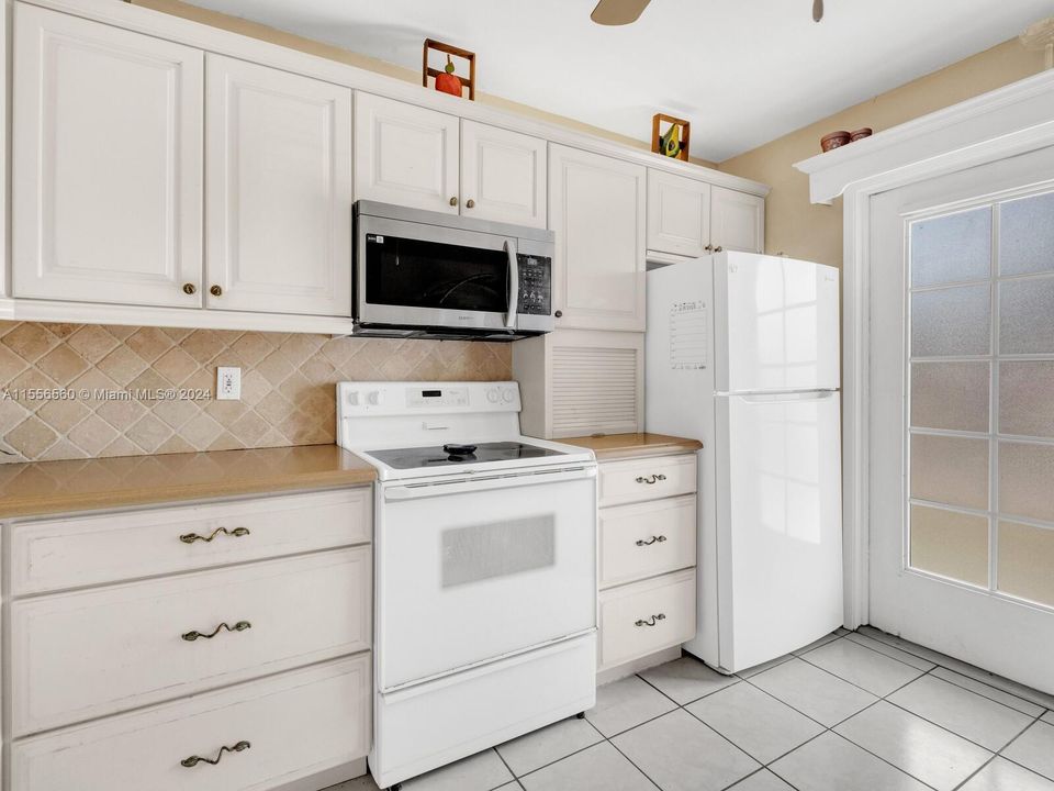For Sale: $220,000 (2 beds, 2 baths, 1027 Square Feet)