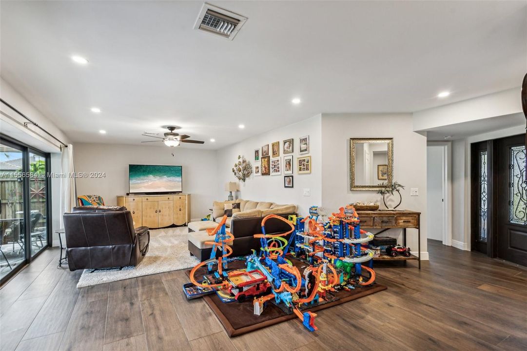 For Sale: $1,495,000 (3 beds, 2 baths, 1898 Square Feet)