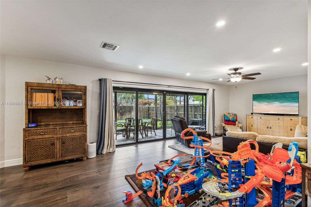 For Sale: $1,475,000 (3 beds, 2 baths, 1898 Square Feet)
