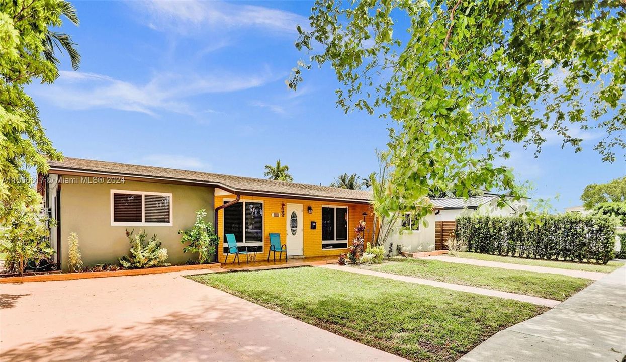 Active With Contract: $725,000 (3 beds, 2 baths, 1902 Square Feet)