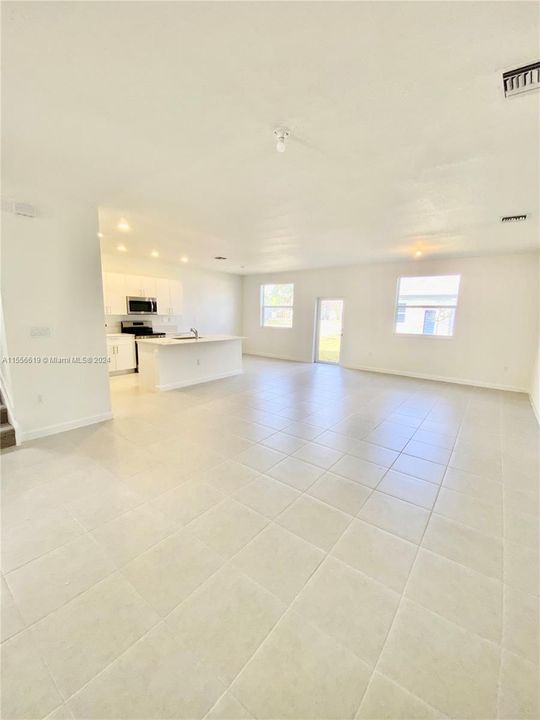 最近租的: $5,650 (5 贝兹, 3 浴室, 2987 平方英尺)