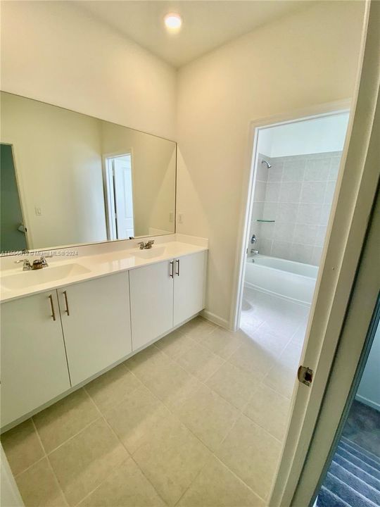 最近租的: $5,650 (5 贝兹, 3 浴室, 2987 平方英尺)