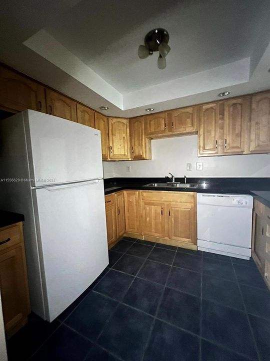 For Sale: $235,000 (1 beds, 1 baths, 915 Square Feet)
