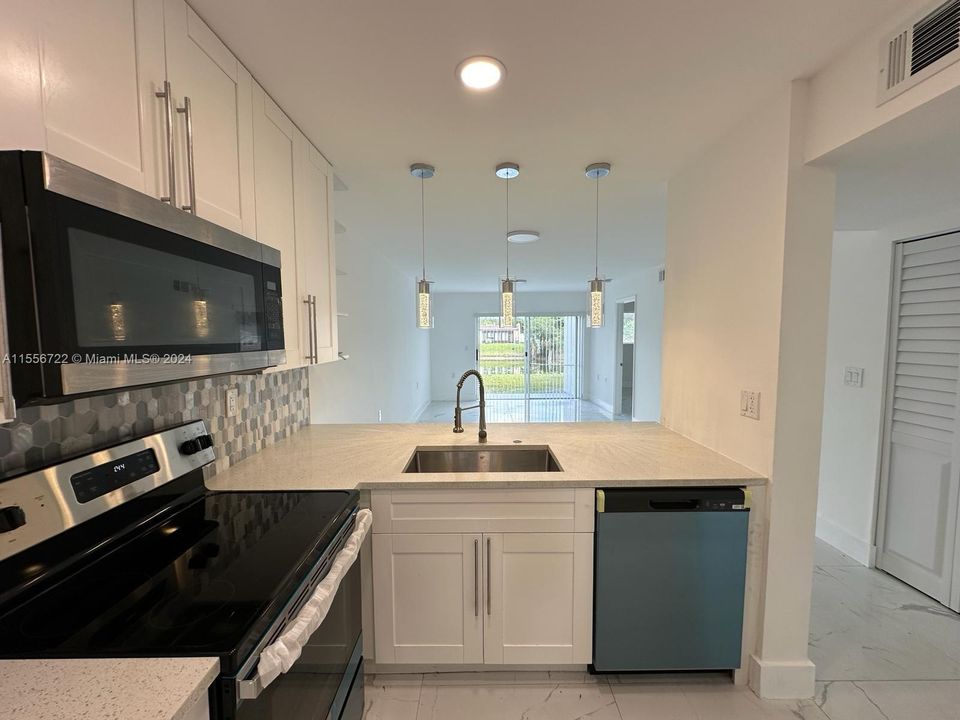 For Sale: $287,500 (3 beds, 2 baths, 923 Square Feet)