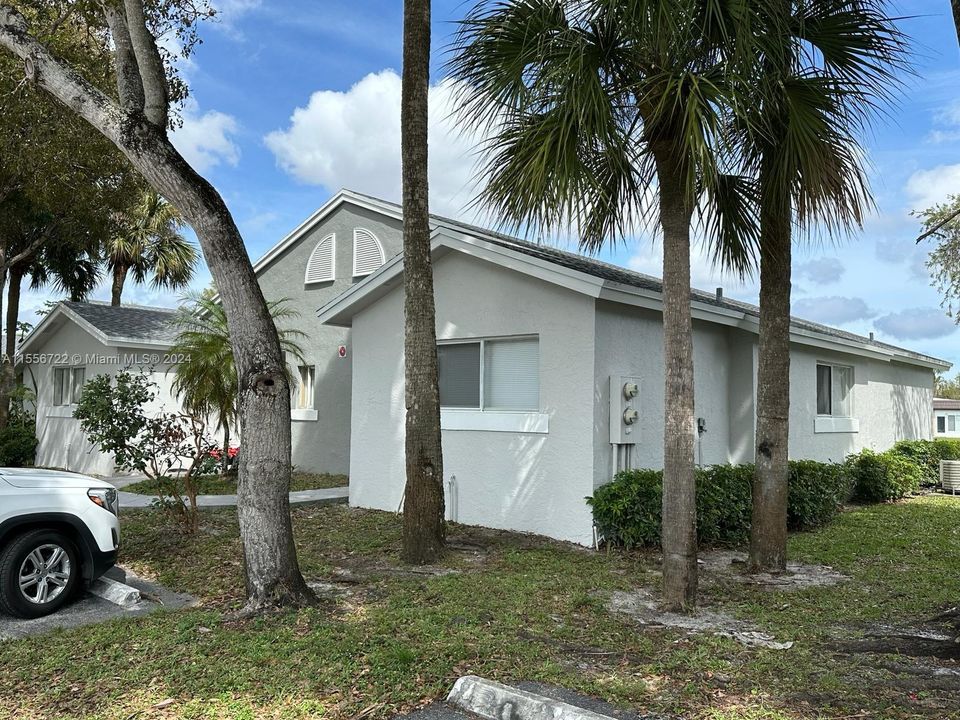 For Sale: $287,500 (3 beds, 2 baths, 923 Square Feet)