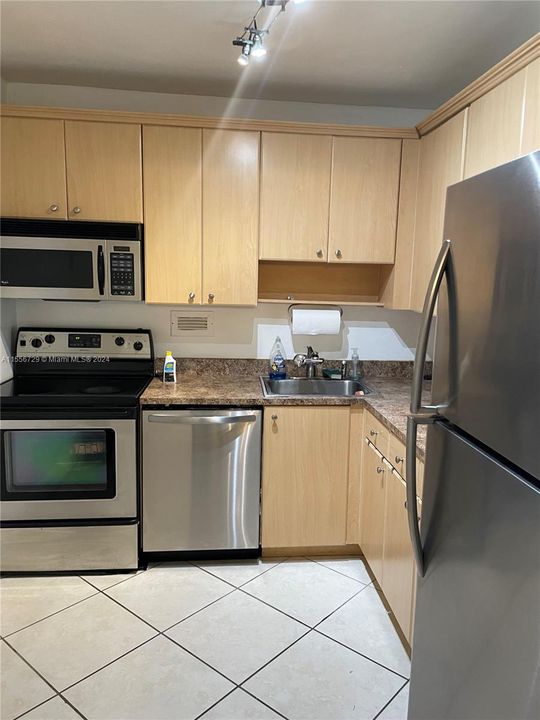 For Sale: $215,000 (1 beds, 1 baths, 827 Square Feet)