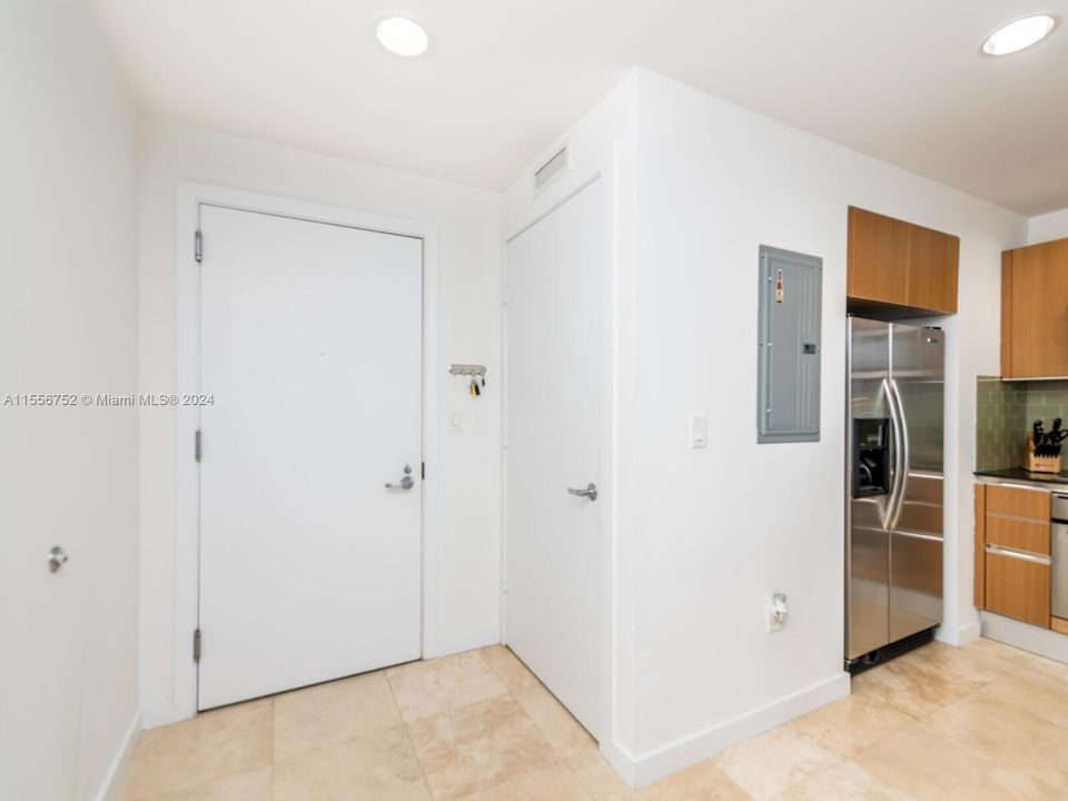 For Rent: $2,900 (1 beds, 1 baths, 731 Square Feet)