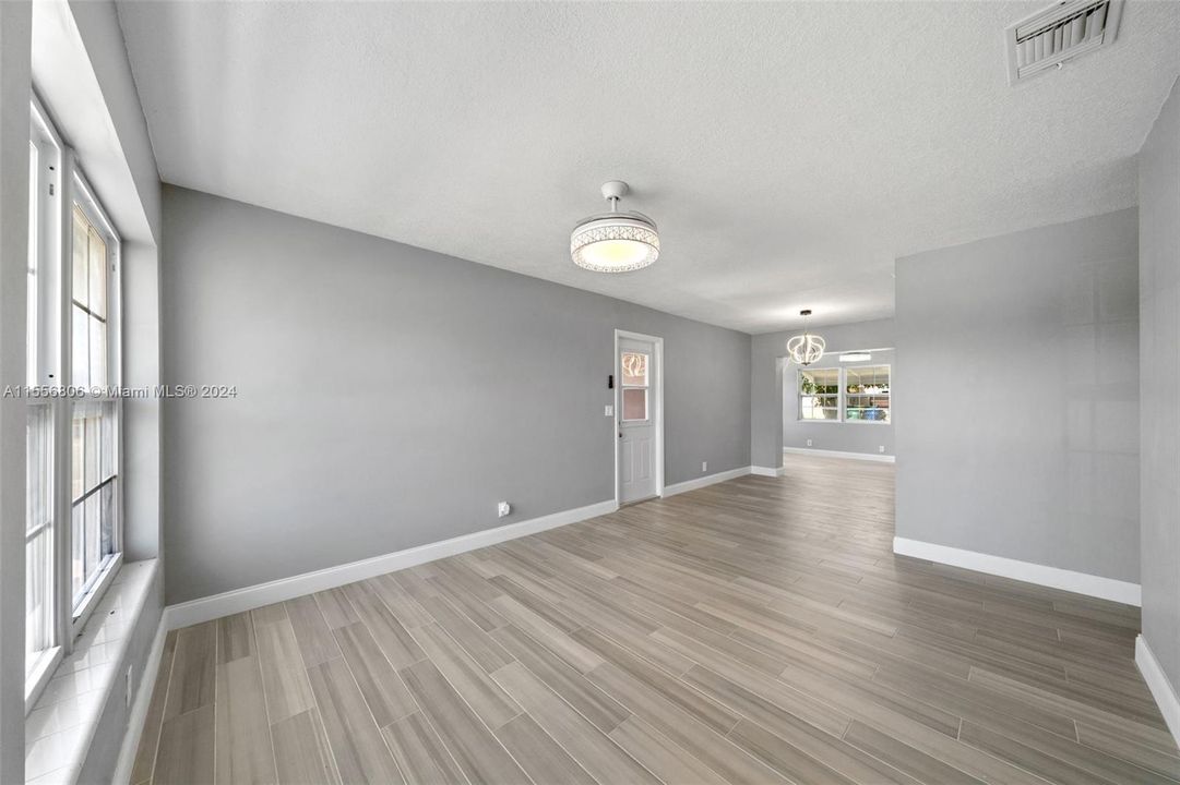 Recently Sold: $429,000 (4 beds, 2 baths, 1380 Square Feet)