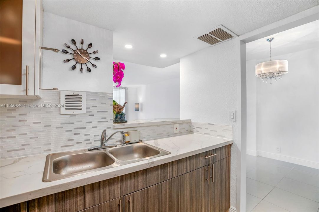 For Sale: $435,000 (1 beds, 1 baths, 837 Square Feet)