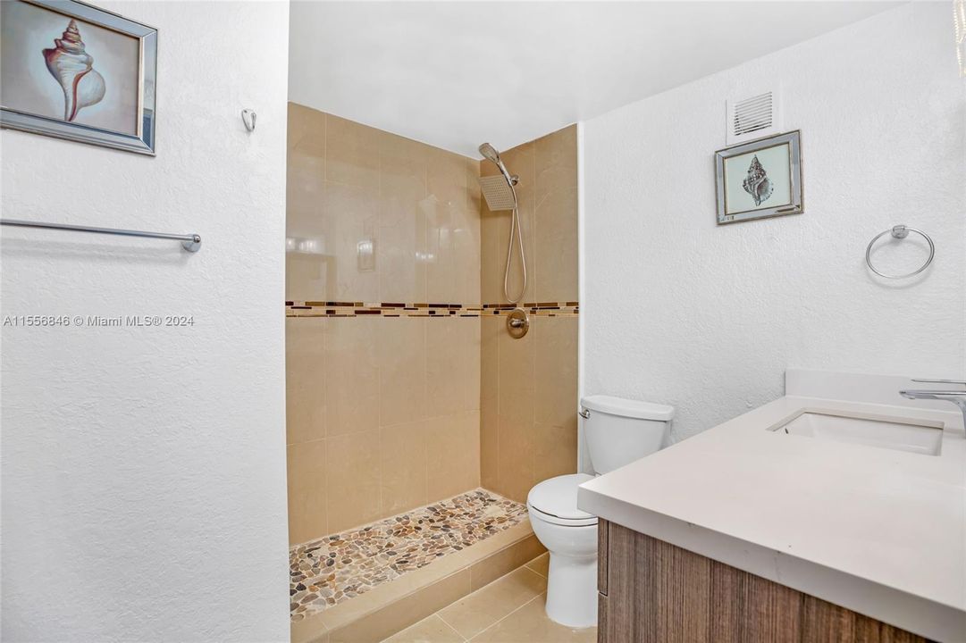 For Sale: $435,000 (1 beds, 1 baths, 837 Square Feet)