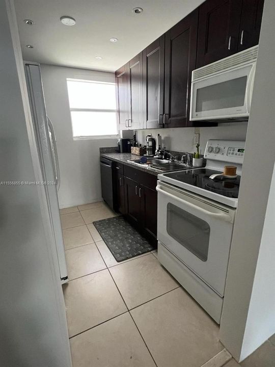For Sale: $439,900 (2 beds, 2 baths, 1042 Square Feet)
