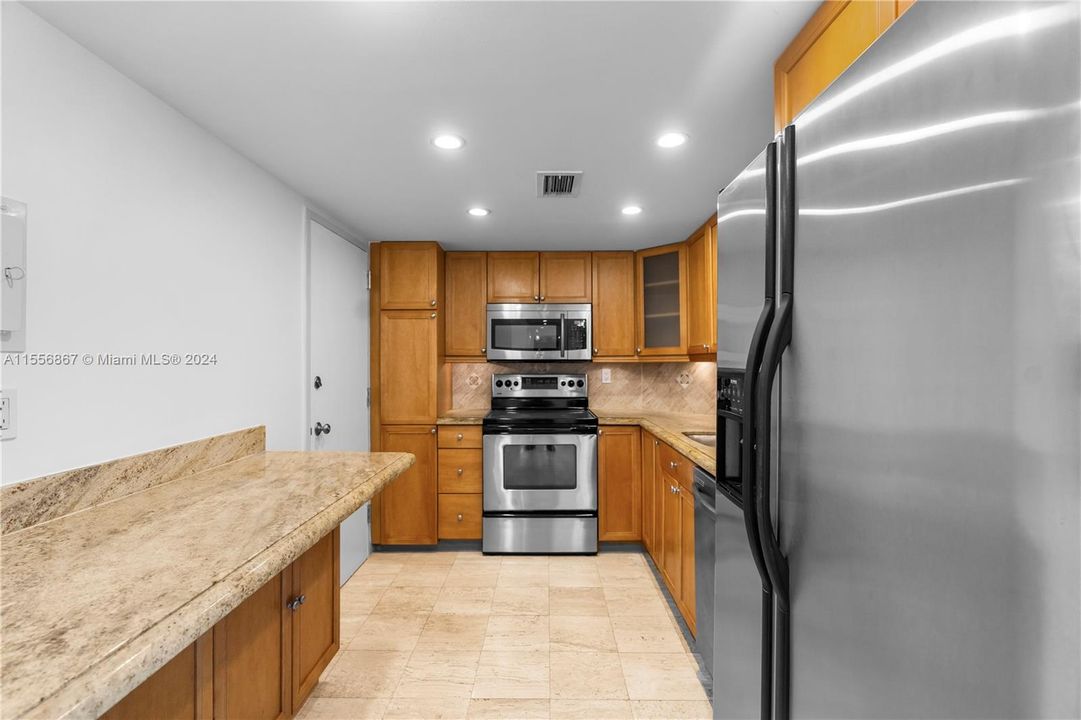 Active With Contract: $365,000 (1 beds, 1 baths, 762 Square Feet)