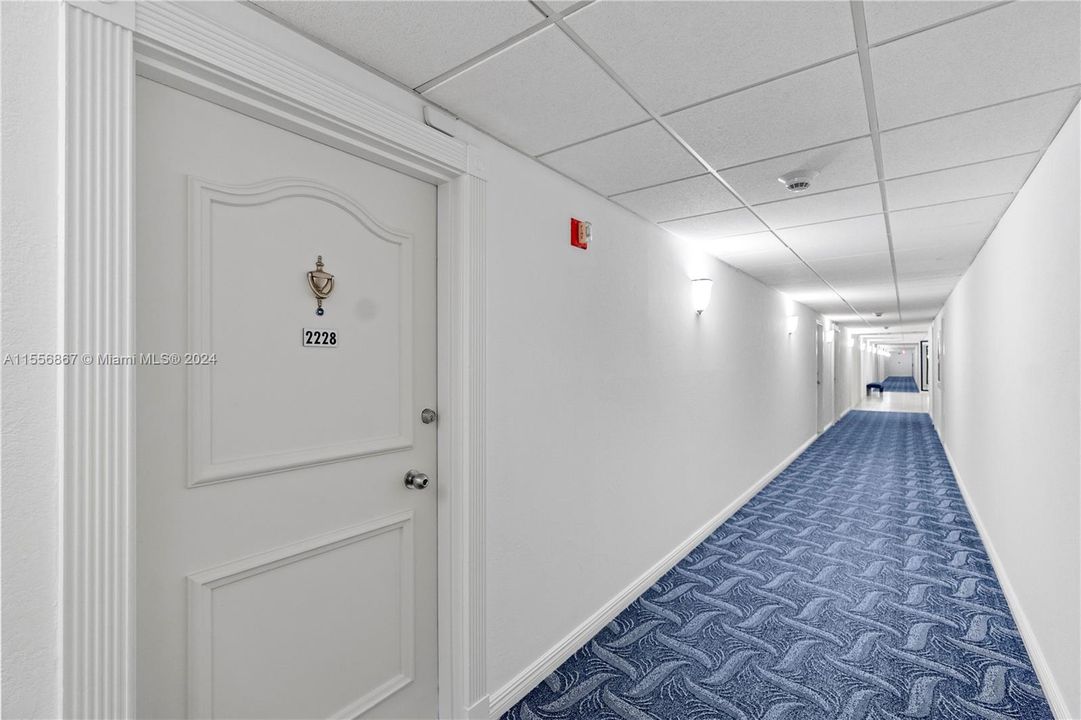 Active With Contract: $365,000 (1 beds, 1 baths, 762 Square Feet)