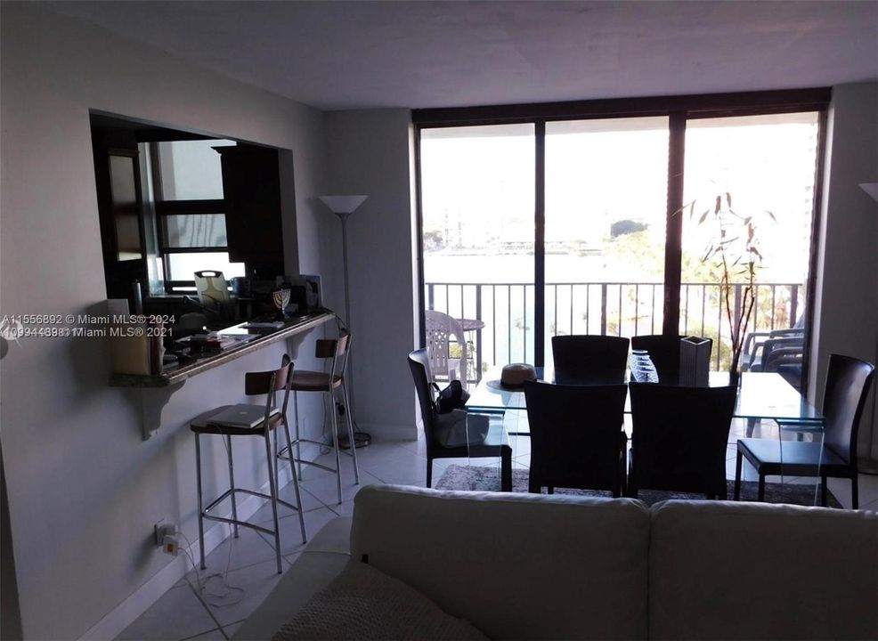 For Rent: $2,300 (2 beds, 2 baths, 1043 Square Feet)