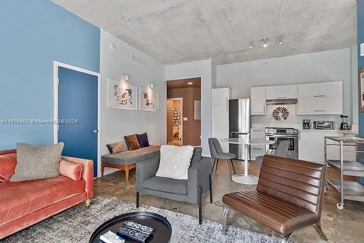For Sale: $429,000 (2 beds, 1 baths, 950 Square Feet)