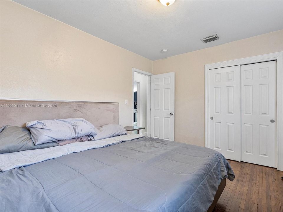 Active With Contract: $475,000 (2 beds, 1 baths, 840 Square Feet)