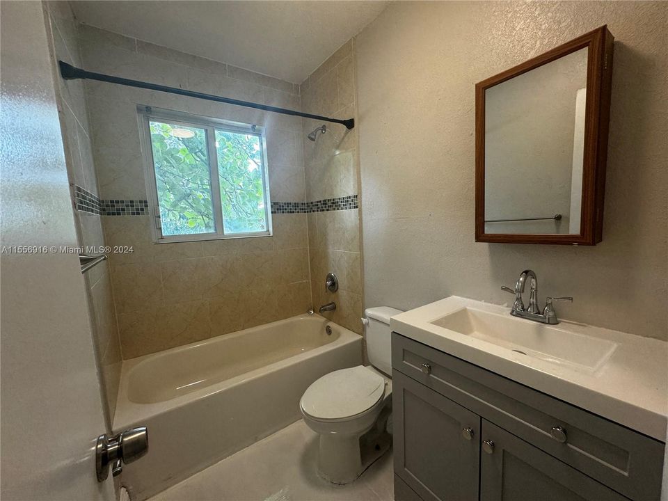 最近租的: $1,900 (2 贝兹, 1 浴室, 920 平方英尺)