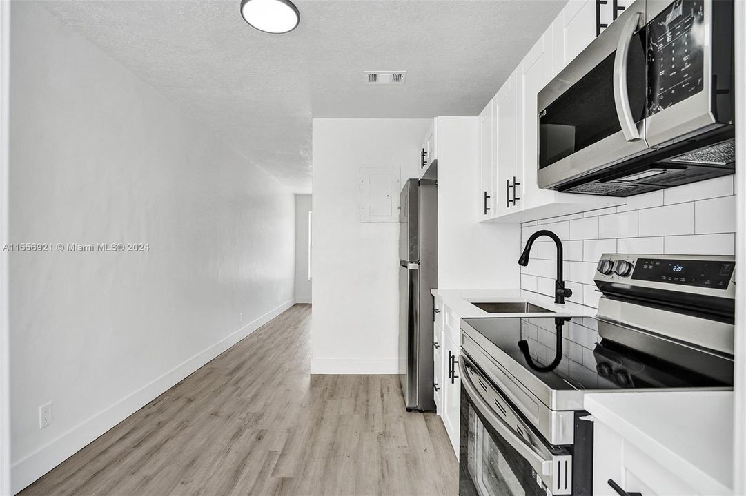 For Rent: $2,650 (2 beds, 1 baths, 691 Square Feet)