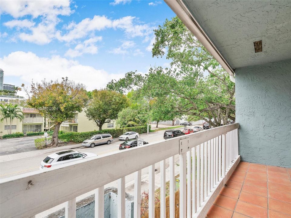 For Sale: $449,000 (2 beds, 1 baths, 1299 Square Feet)