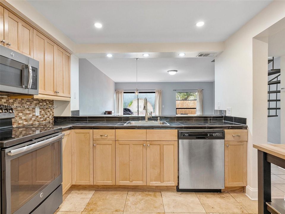 For Sale: $449,000 (2 beds, 1 baths, 1299 Square Feet)