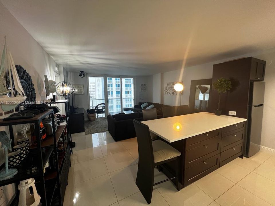 For Sale: $694,000 (2 beds, 2 baths, 950 Square Feet)