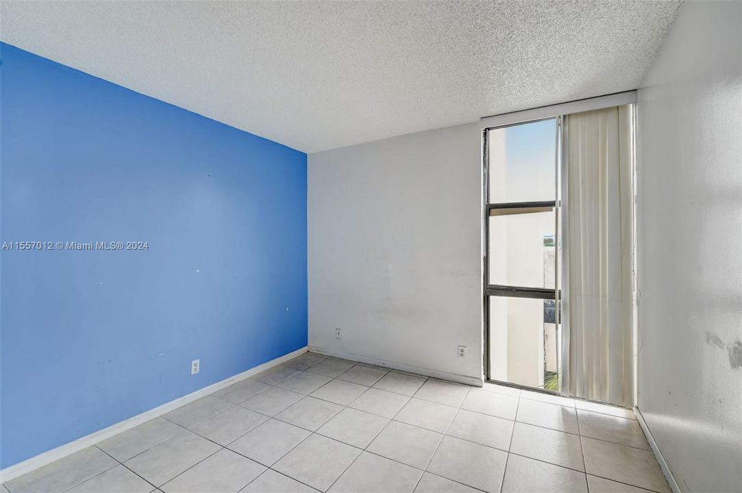 For Sale: $299,999 (2 beds, 2 baths, 894 Square Feet)