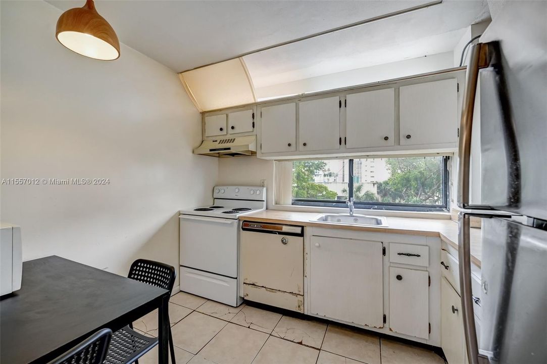 For Sale: $299,999 (2 beds, 2 baths, 894 Square Feet)