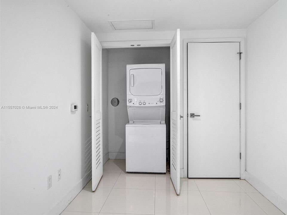 For Sale: $630,000 (1 beds, 1 baths, 748 Square Feet)