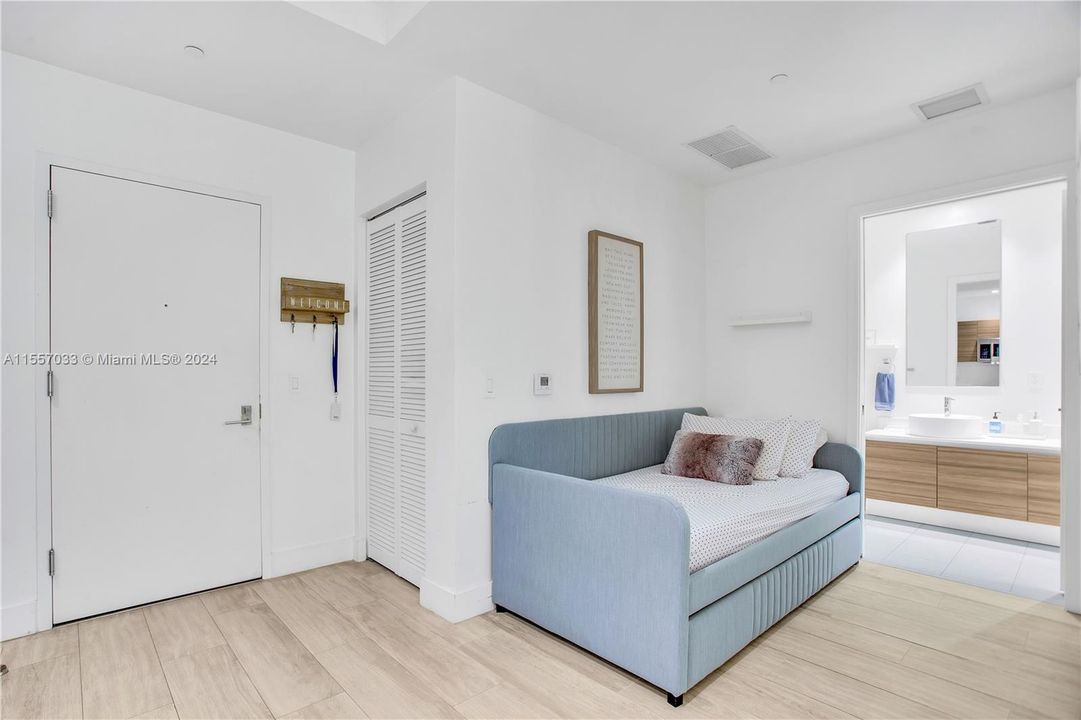 Active With Contract: $465,000 (1 beds, 1 baths, 684 Square Feet)