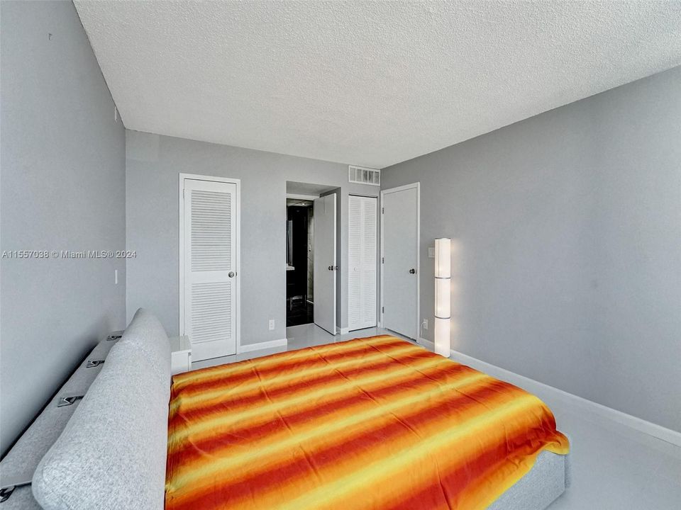 For Sale: $449,000 (1 beds, 1 baths, 836 Square Feet)