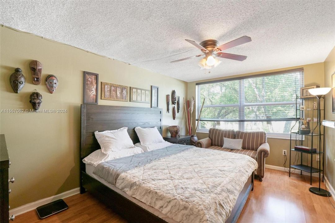 For Sale: $207,000 (1 beds, 1 baths, 898 Square Feet)