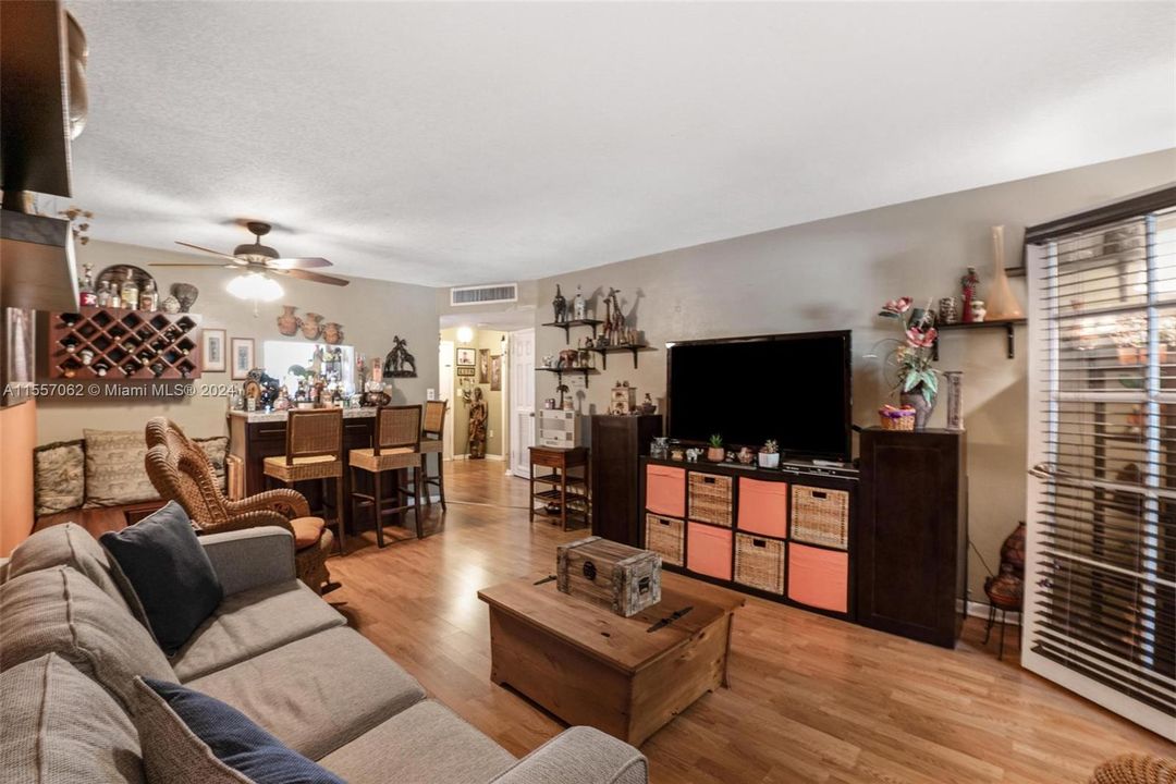 For Sale: $202,000 (1 beds, 1 baths, 898 Square Feet)