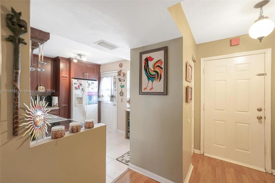 For Sale: $202,000 (1 beds, 1 baths, 898 Square Feet)