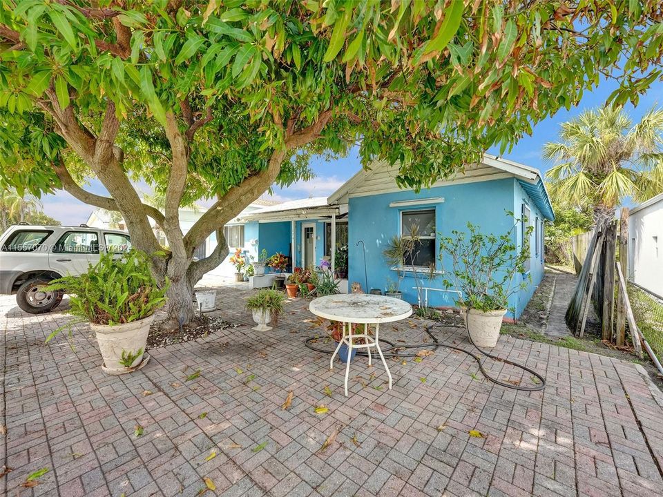 For Sale: $499,000 (3 beds, 2 baths, 994 Square Feet)